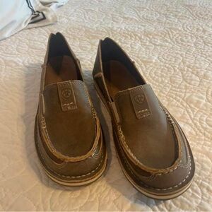 NWOT women’s Ariat Cruisers